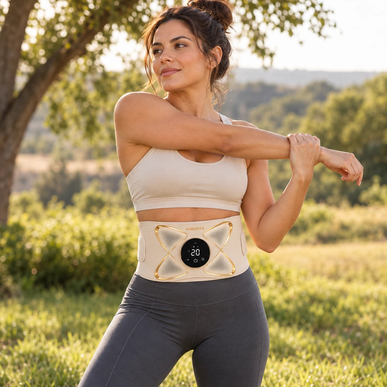 Mujer haciendo ejercicio en el campo con el cinturón AURENZA beige